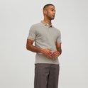 Man draagt een lichtgrijs poloshirt met beige kraag en manchetten met witte bies.