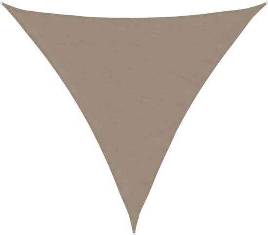 Een taupe driehoekig schaduwdoek, geïsoleerd op een witte achtergrond.