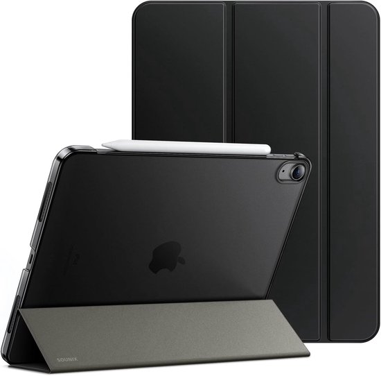 Zwarte iPad-hoes met iPad en Apple Pencil. Huis is opengewerkt als standaard. Twee hoesjes op de achtergrond.