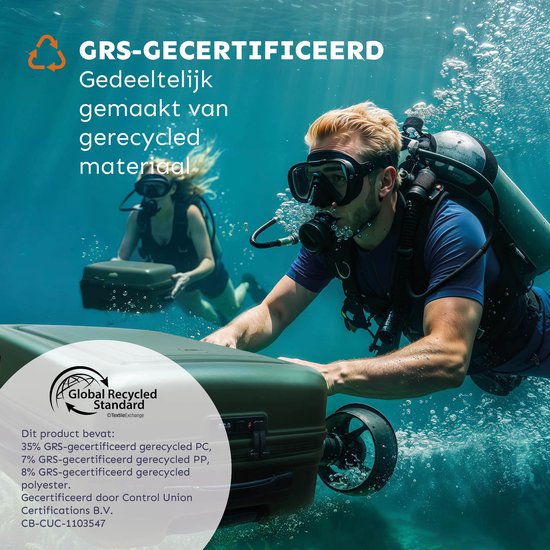 Duikers in zee, één met een groene koffer, GRS gecertificeerd.
