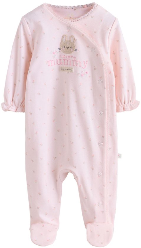 Roze pyjama met bloemetjesprint, geborduurde konijnenkop en tekst "I love my mummy".