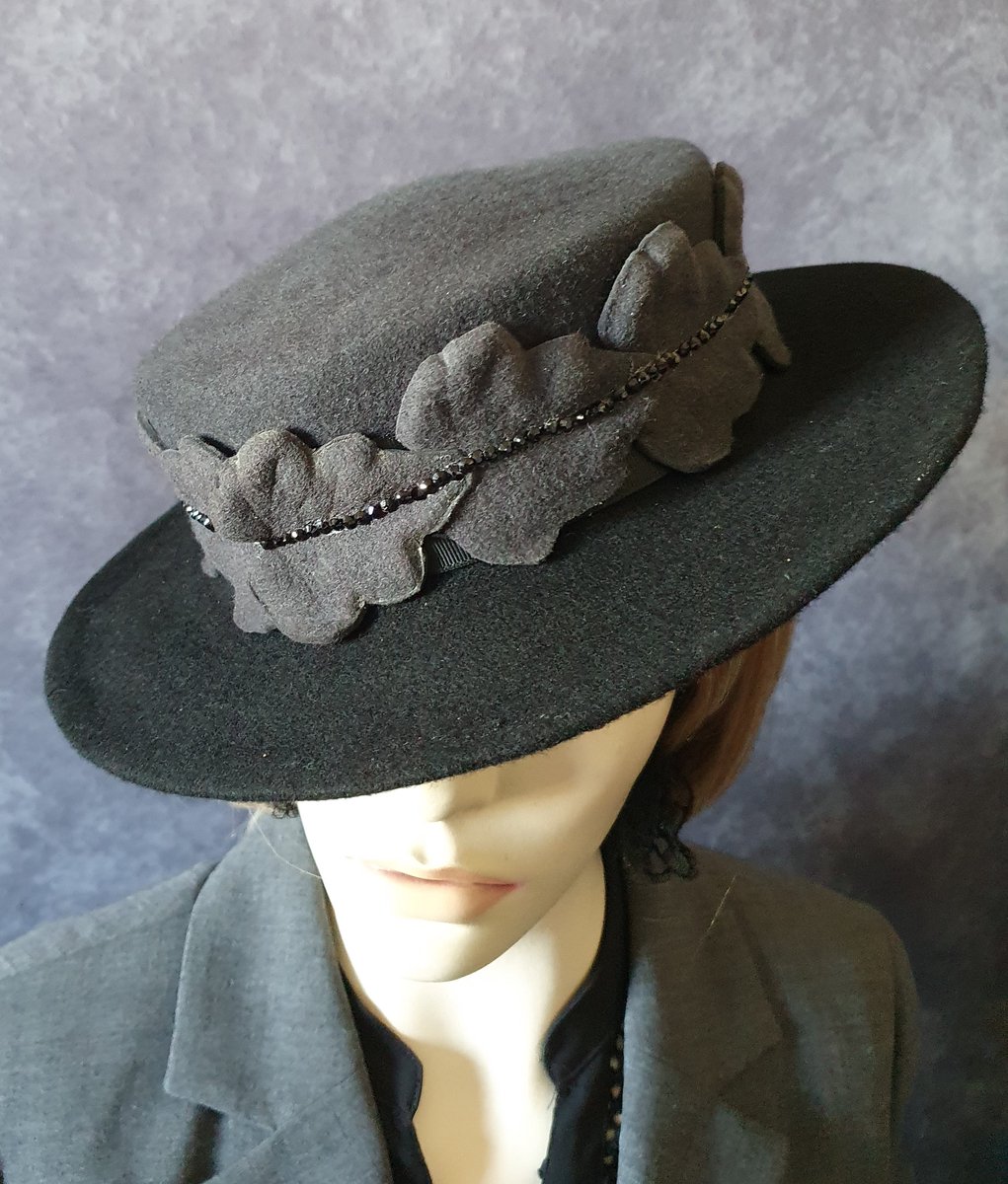 Creaciones Hoeden Collectie – Vilten Hoed – Vilt grijs/zwart – Kristalsteentjes en herfstbladeren – Maat M – Handgemaakt en Uniek