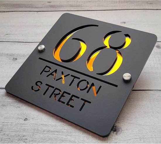 Zwart vierkant huisnummerbord '68 PAXTON STREET' met goudkleurige achtergrondverlichting.