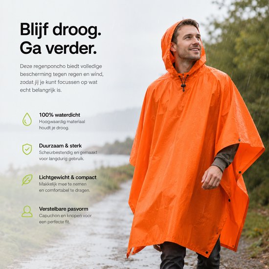 Man in oranje poncho in de regen. Lichtgewicht, waterdicht en duurzaam.