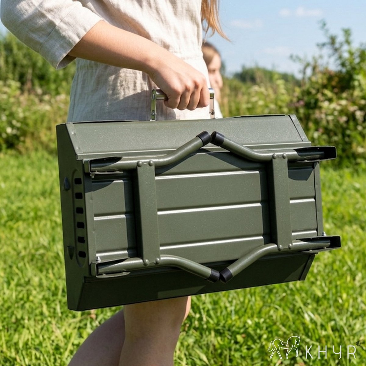KHYR® CARRYFIRE BBQ Grill – NIEUW mei 2026 - Opvouwbare Draagbare Houtskool BBQ Grill – Portable Camping Barbecue – Tafel Barbeque - Draagbare Grill met Zijtafels – 45 x 30 cm Grilloppervlak – Voor Camping, Tuin, Outdoor BBQ - incl. Grijp spatel thumbnail 4
