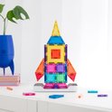 Een raket van Connetix magnetische tegels in regenboogkleuren, met een witte basis.