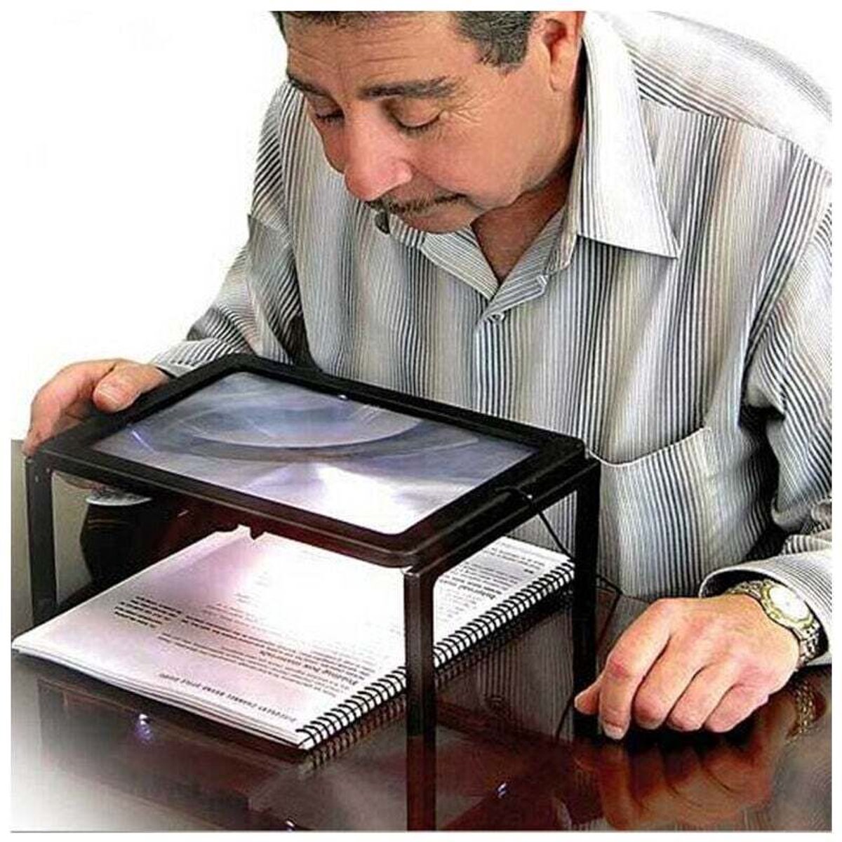 Een leesvergrootglas voor senioren - (Vergrootglas voor lezen, leesvergrootglas)