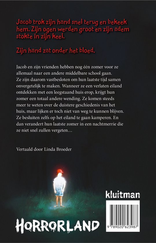 Een jongen met een pet staat in het donker bij een huisje. Hij draagt een wit shirt en korte broek. De tekst 'HORRORLAND' is groot aanwezig.