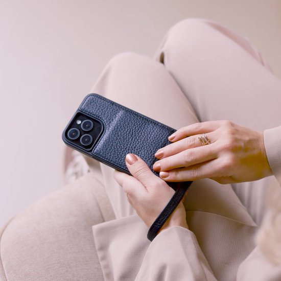 Selencia Telefoonhoesje met Koord en Pasjeshouder - Geschikt voor Samsung Galaxy A37 (5G) - Backcover met Verstelbaar Koord en Polskoord - 2 Pasjes - Zwart