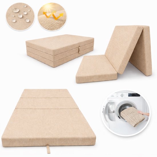 Een beige vouwmat in verschillende posities: gevouwen, half geopend en volledig uitgevouwen. Inzetstukken tonen waterdruppels, ventilatie en een mat die in een wasmachine gaat.