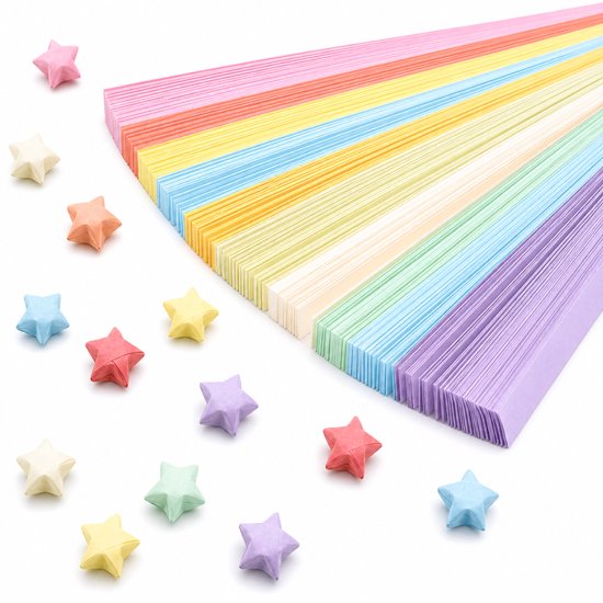 Een stapel pastelkleurige papierstroken, met eromheen losse papieren geluksterren in diverse kleuren.