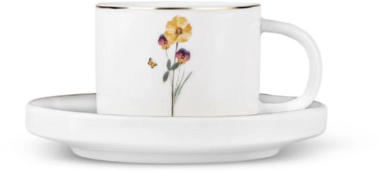 Witte koffiekop met gouden rand en bloemendecoratie, op een witte schotel.