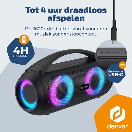 Zwarte Denver speaker met twee woofers met blauw-roze licht. De tekst '4H speeltijd' en 'Opladen via USB-C' zijn zichtbaar.
