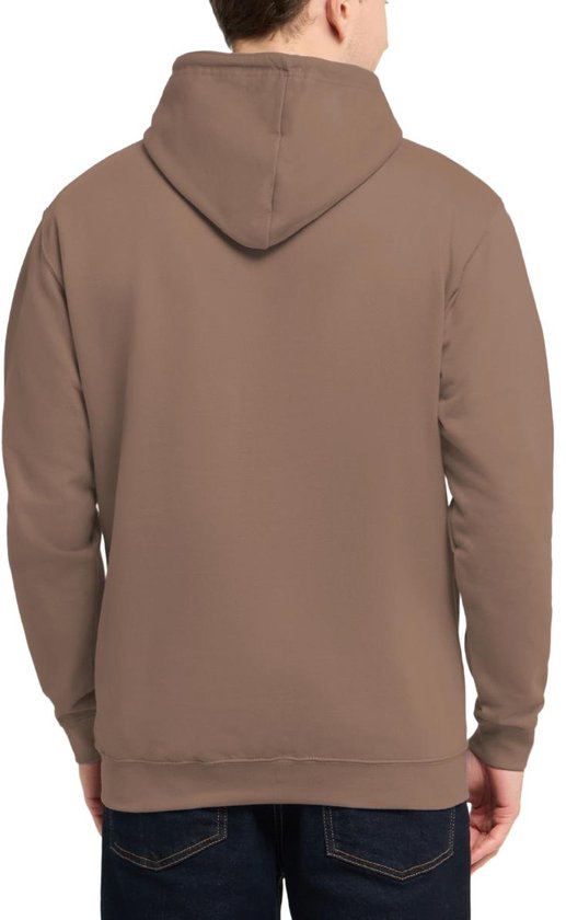 Bruine hoodie van achteren gezien, gedragen door een man.