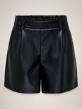 Zwarte kunstleren shorts met plooien en knopen aan de tailleband. Model met zakken.