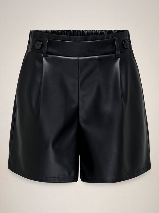 Zwarte kunstleren shorts met plooien en knopen aan de tailleband. Model met zakken.