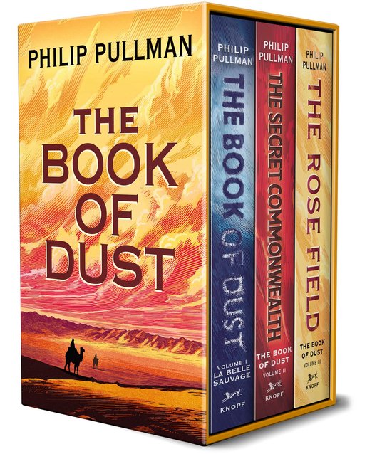 Coffret de la trilogie 'The Book of Dust' de Philip Pullman. La boîte illustre un coucher de soleil orange. Les livres sont intitulés 'The Book of Dust', 'The Secret Commonwealth' et 'The Rose Field'.