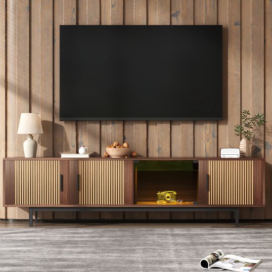 Walnoothouten tv-meubel met lamellen, vier deuren, zwart metalen poten en een open middenvak met gele decoratieve verlichting.