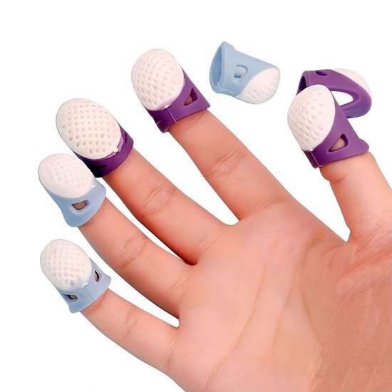 Hand met vingers die blauwe en paarse vingerhoedjes met witte, geperforeerde bovenkant dragen.