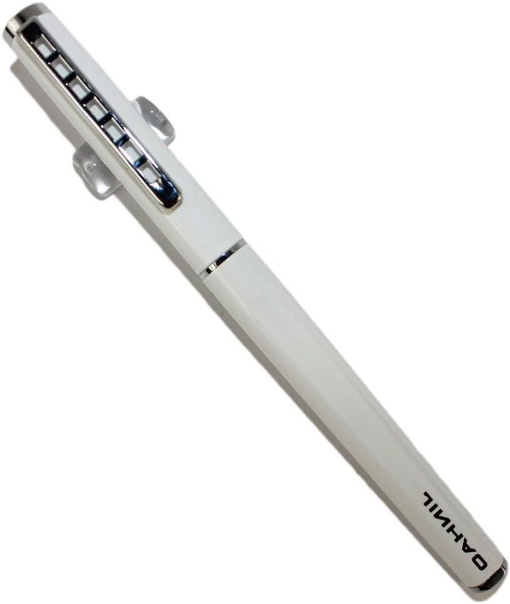 Elegante witte vulpenhouder met fijne punt en druktype inktconverter voor een verfijnde schrijfervaring