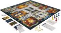 Cluedo bordspel met personages, wapens, dobbelstenen en kaarten.
