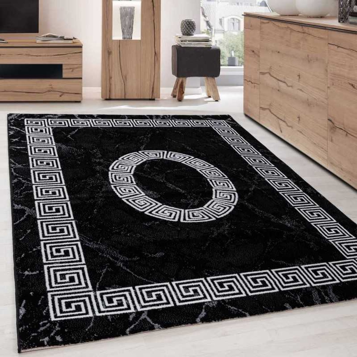Modern design vloerkleed met zwart-witte randversiering van optisch marmer. 160x230 cm