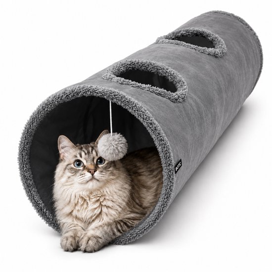 Grijze kattentunnel van pluche stof, met uitsparingen en een pluizige bal. Een Siamese kat met blauwe ogen ligt binnenin.