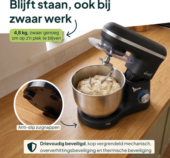 Zwarte keukenmixer met anti-slip zuignappen aan de onderkant, in een keuken met deeg in de kom.