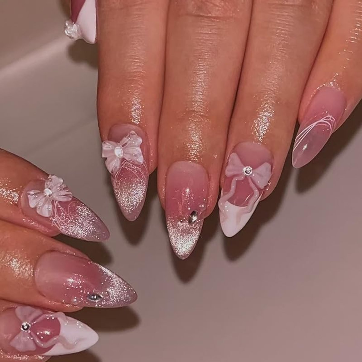 Dailygoods- Nagelset 24 Stuks - Amandelvormige Plaknagels - Roze Ombre met Franse Punten - Glanzend met 3D-Strikdesigns - Eenvoudig te Gebruiken - Kunstnagels
