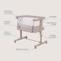 Beige co-sleeper met labels voor hoogteverstelling, ventilatie en ergonomisch matras.