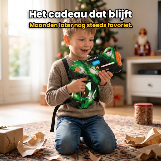 Jongen met een groen laserpistool en vest in een woonkamer met kerstboom. Het cadeau dat blijft.