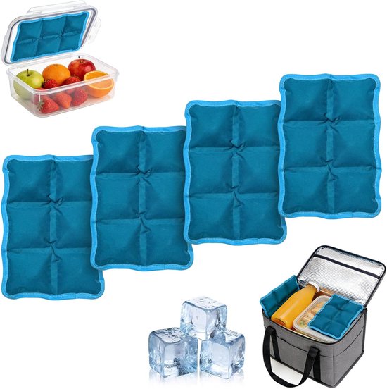 Vier blauwe, gevulde koelelementen met blauwe randen, naast ijsblokjes en een open lunchtas met eten en koelelementen.