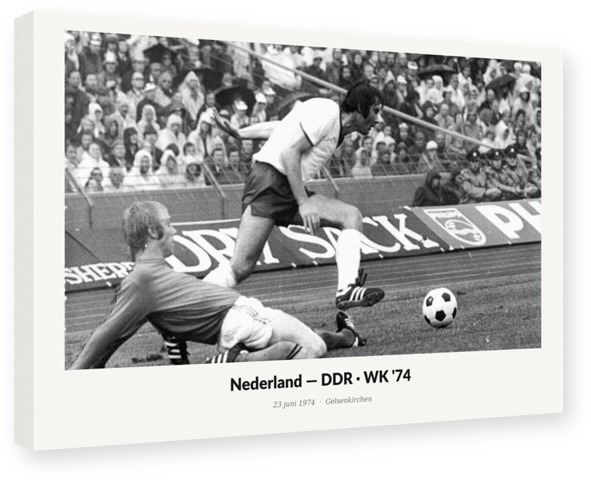 Voetbal 1974 Nederland DDR WK Gelsenkirchen 45x30 cm - Canvas Schilderij Wanddecoratie - Sportfoto Zwart Wit Kunstdruk Muurdecoratie - Voetbal