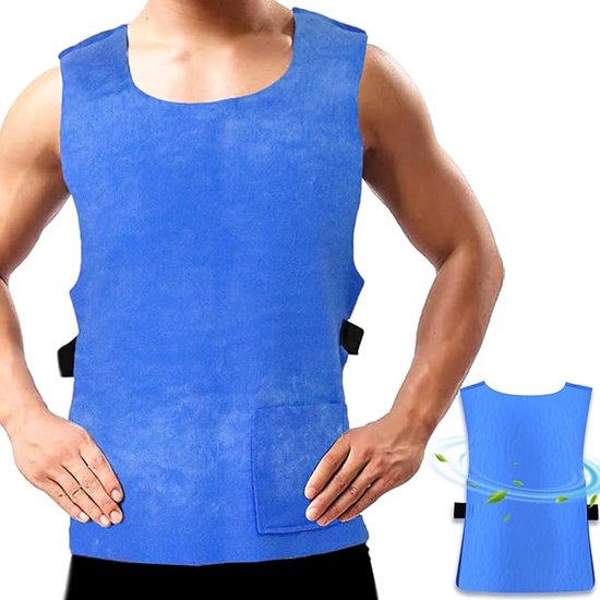 Blauw verkoelend vest met een gestructureerd oppervlak, gedragen door een man. Toont de pasvorm en het ontwerp.