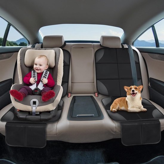 Zwarte autostoelbeschermers op een autoleuning. Een baby zit in een autostoeltje, een hondje ligt op een andere beschermer.