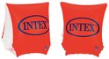 Twee oranje Intex zwembandjes met blauw logo, close-up.
