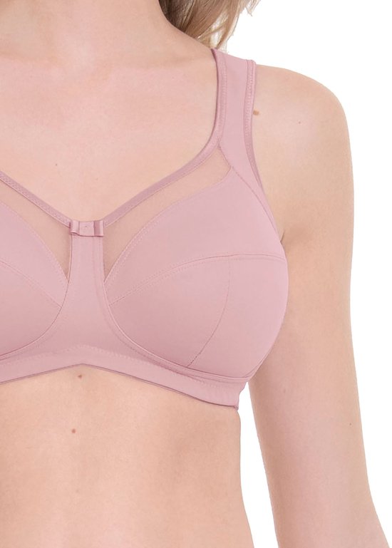 Roze beha met lichte cups en transparante mesh in het decolleté, gedragen door een model.