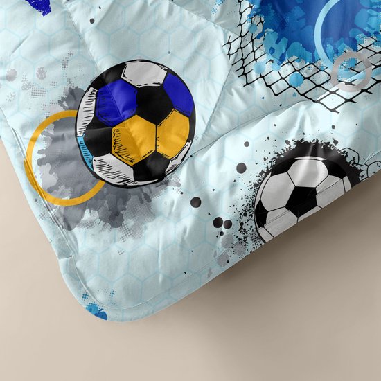 Detailopname van lichtblauwe dekbedstof met voetballen, gele ringen en blauwe verfspatten.