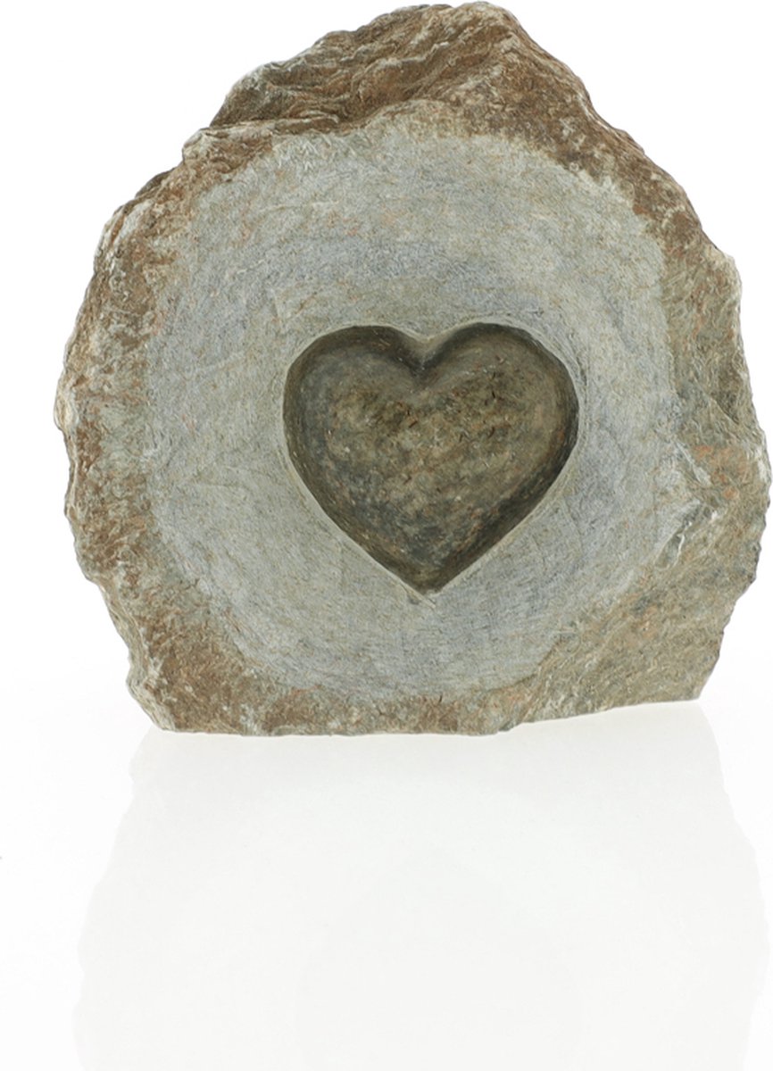 Hart omringd door ruwe steen