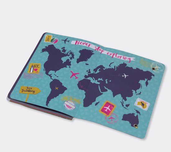 Open reisdagboek met wereldkaart, wereldstad iconen en 'Never stop exploring'.