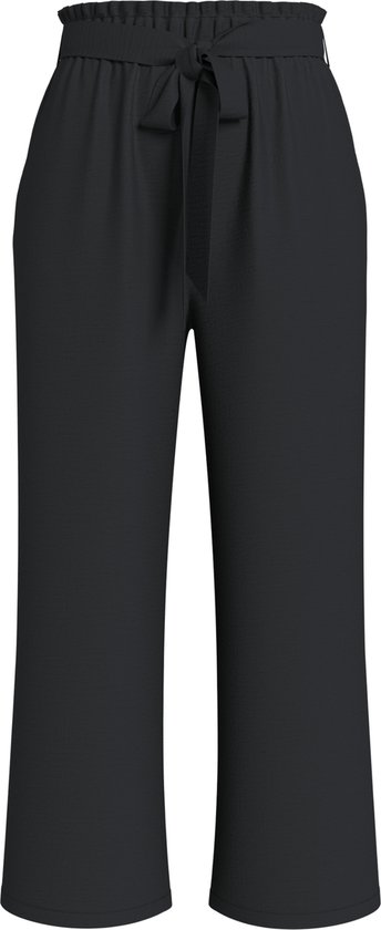 Voorkant van een zwarte culotte broek met strikceintuur en kreukeltextuur.