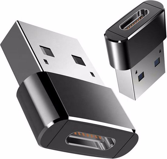 Zwarte USB-A naar USB-C adapter in close-up. Het USB-C uiteinde is zichtbaar.