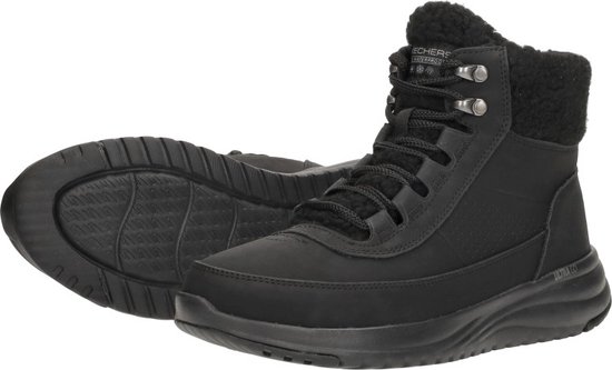 Zwarte Skechers laars met veters, bontkraag en platte zool.