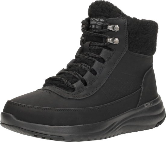 Zwarte Skechers laars met veters en teddyvoering aan de bovenrand.