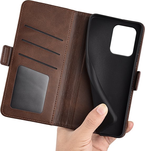 Bruine lederen wallet hoes, opengeklapt, met vakjes voor kaarten.