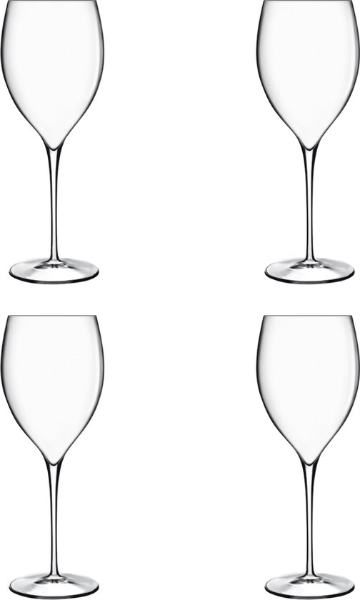 Quatre verres à vin en cristal vides, chacun sur un fond noir.