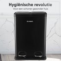 Zwarte prullenbak met twee pedalen en twee vakken, voor een schone en hygiënische keuken.