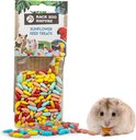 Een zakje met veelkleurige, ovale vogelsnoepjes, geel, rood, lichtblauw en roze, ligt naast een hamster die een traktatie eet.