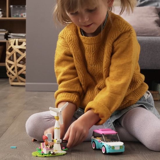 Meisje speelt met LEGO Friends-windmolen en auto.