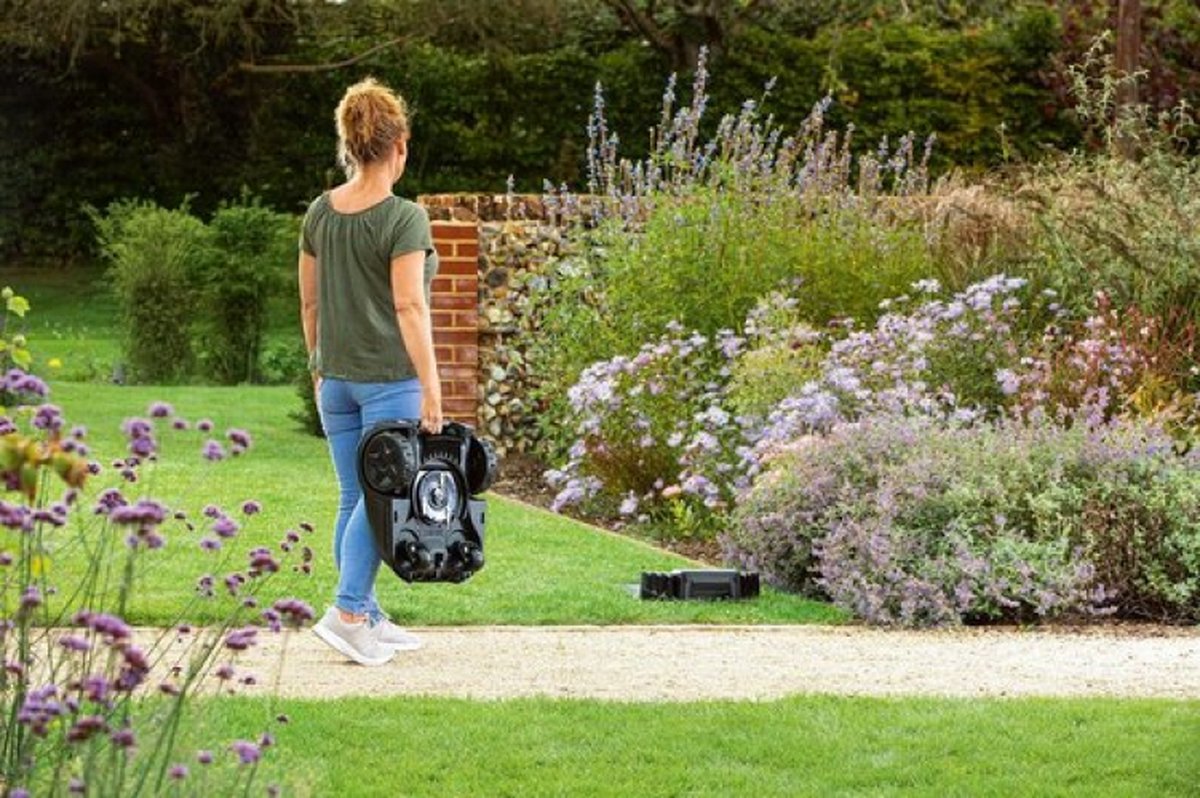 Afbeelding 2 van Bosch Indego M+ 700 Robotmaaier - Voor gazons tot 700 m2 - Incl. laadstation en accessoires - Connected